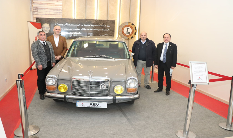 KLASİK MERCEDES, AFYONLU ÖĞRENCİLER YARARINA SATILDI