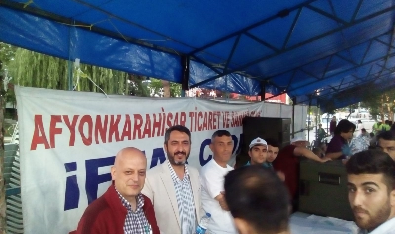 İFTAR ÇADIRI'NDA 7. MESLEK KOMİTESİ YEMEK DAĞITTI