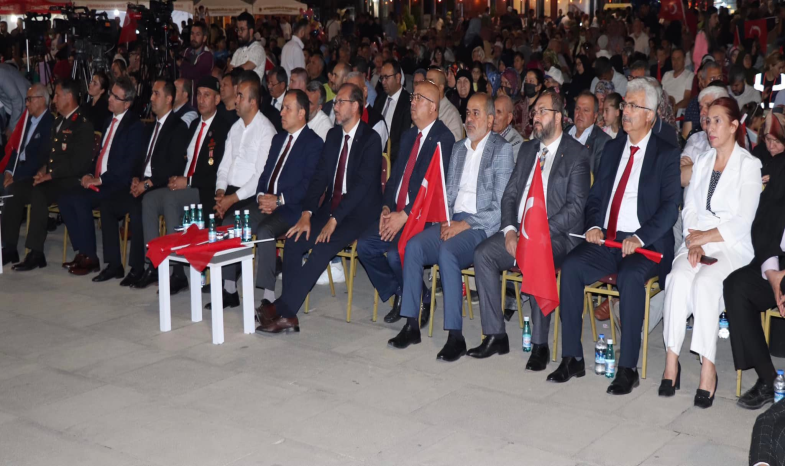 GÜZBEY, ZAFER MEYDANI'NDAKİ 15 TEMMUZ DEMOKRASİ VE MİLLİ BİRLİK GÜNÜ PROGRAMINA KATILDI