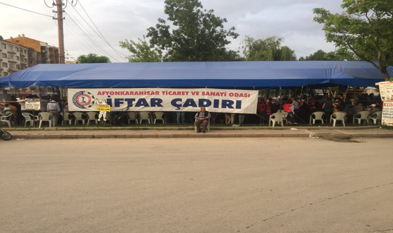 İFTAR ÇADIRI'NDA YEMEK DAĞITIMI SÜRÜYOR