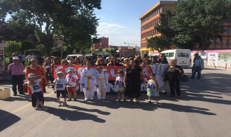 KADIN GİRİŞİMCİLER KURULU, ÇOCUK İSTİSMARINI PROTESTO ETTİ