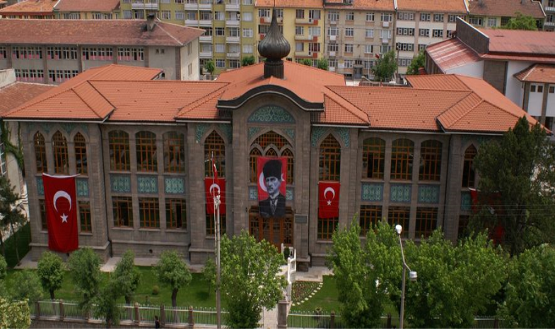 “ÜNLÜLER OKULU” AFYON LİSESİ’NİN BELGESELİ VE KİTABI HAZIRLANIYOR