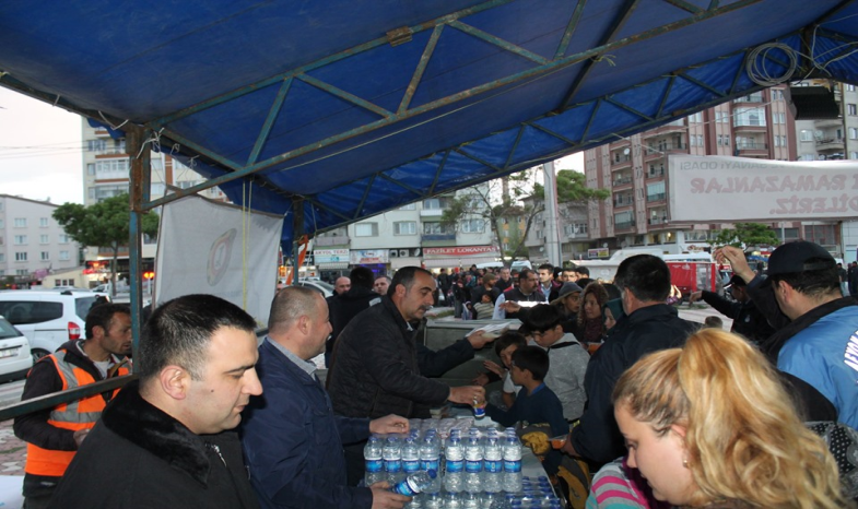 İFTAR ÇADIRI'NDA YEMEK DAĞITIMI SÜRÜYOR