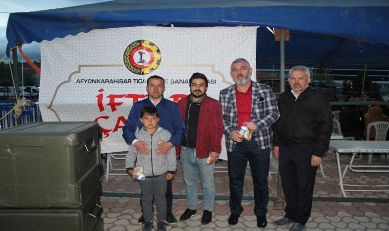 İFTAR ÇADIRI'NDA 2. KOMİTE YEMEK DAĞITTI