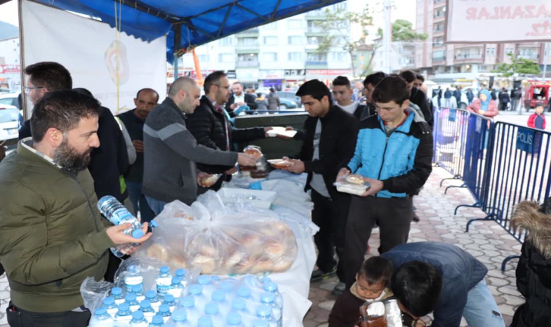 İFTAR ÇADIRI'NDA YEMEK DAĞITIMI SÜRÜYOR