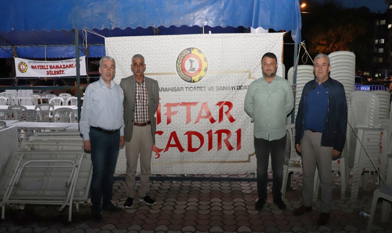 İFTAR ÇADIRI'NDA YEMEK DAĞITIMI DEVAM EDİYOR