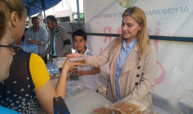 İFTAR ÇADIRI'NDA YEMEK DAĞITIMINA DEVAM EDİLİYOR