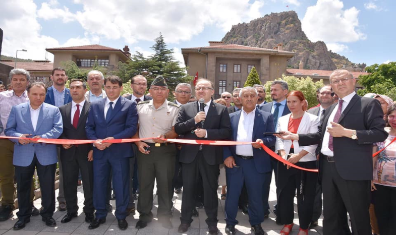 GÜZBEY, 15 TEMMUZ FOTOĞRAF SERGİSİ AÇILIŞINA KATILDI