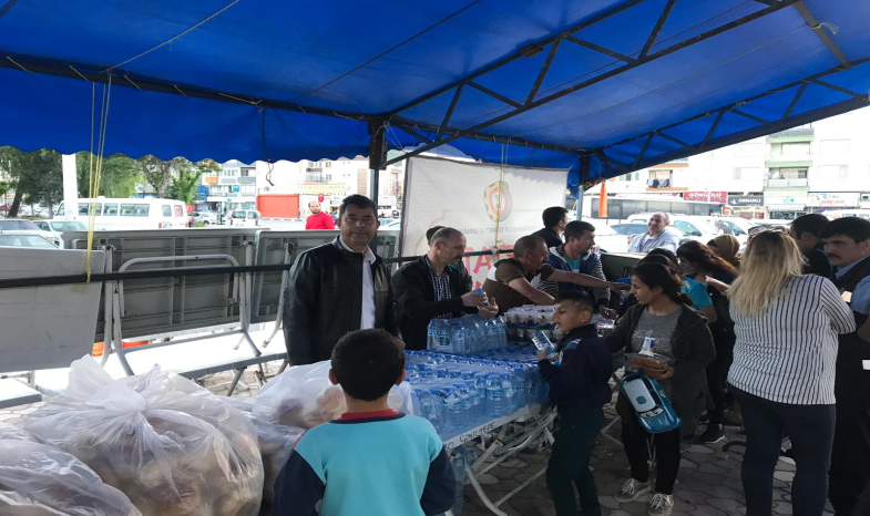 İFTAR ÇADIRI'NDA YEMEK DAĞITIMI DEVAM EDİYOR