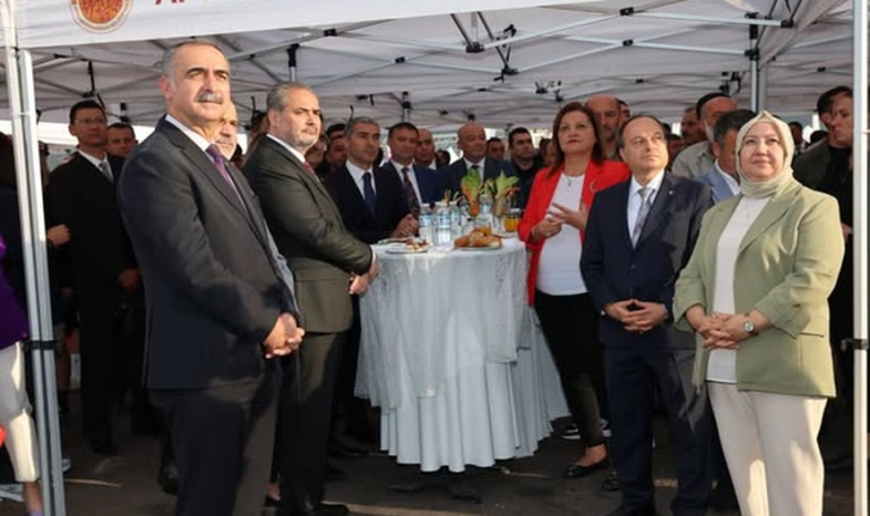 Afyonkarahisar Ticaret ve Sanayi Odası Yönetim Kurulu Başkanı Hüsnü Serteser ve Meclis Başkanı