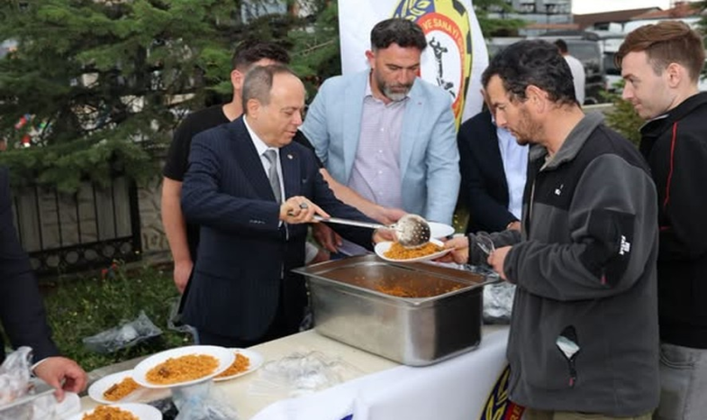 Ahilik Haftası kapsamında Organize Sanayi Camii’nde pilav ve ayran ikramı gerçekleştirildi