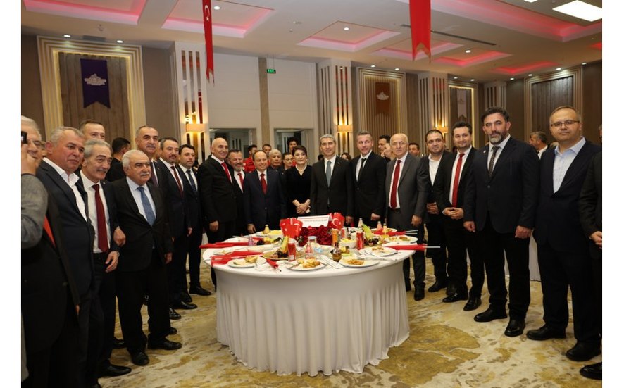 Afyonkarahisar Ticaret ve Sanayi Odası Yönetim Kurulu Başkanı Hüsnü Serteser, Meclis Başkanı Mustafa Ali Çelikten, Afyonkarahisar Ticaret Borsası Yöne